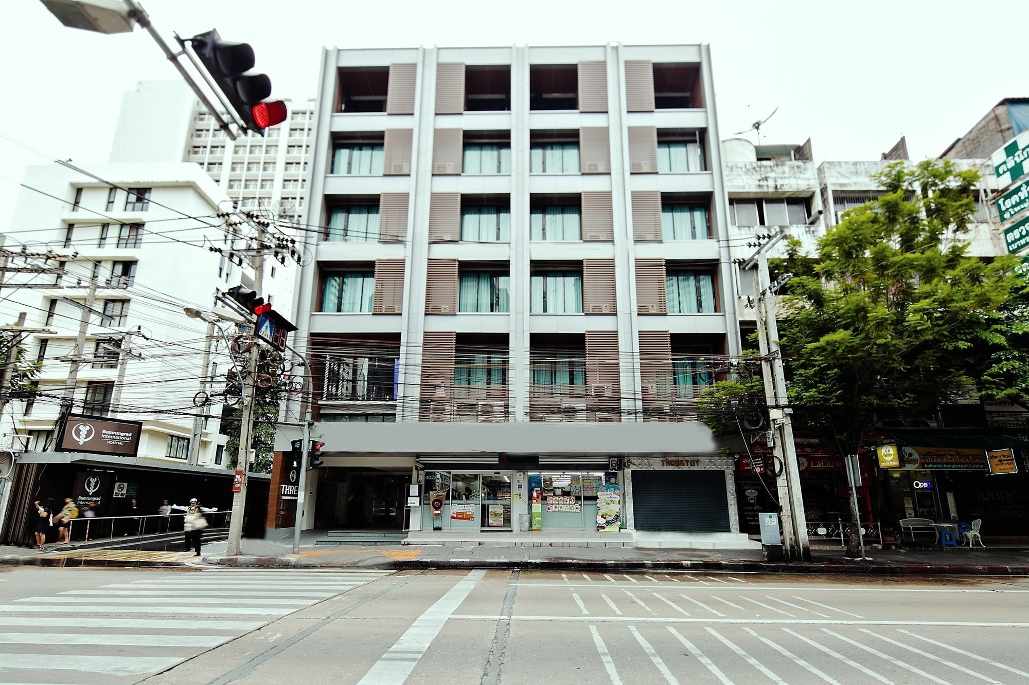 Three Sukhumvit Hotel Bangkok Exterior foto